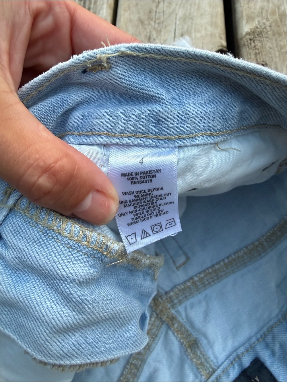 2 Pair Women’s Jean Shorts (Levi & Aeropostale) - Picture 6 of 6